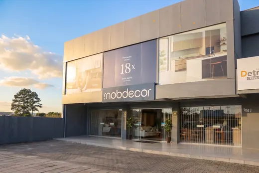Fachada da unidade Hípica da Mobdecor, prédio de dois andares com vitrines de vidro